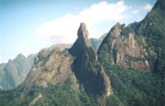 Dedo de Deus: Teresópolis pode ser usado como base para expandir o ecoturismo em outros municípios da região serrana, como Sumidouro e São José do Vale do Rio Preto (foto: TurisRio) imagem