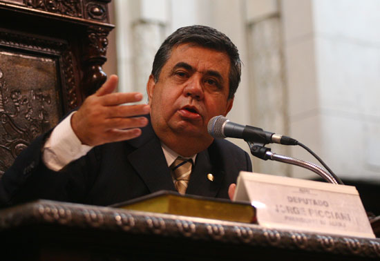 Picciani - É deste debate democrático com representantes do poder público, sindicatos, cooperativas de transporte e com sociedade civil que tiraremos as informações para legislar sobre o tema Picciani - É deste debate democrático com representantes do poder público, sindicatos, cooperativas de transporte e com sociedade civil que tiraremos as informações para legislar sobre o tema
